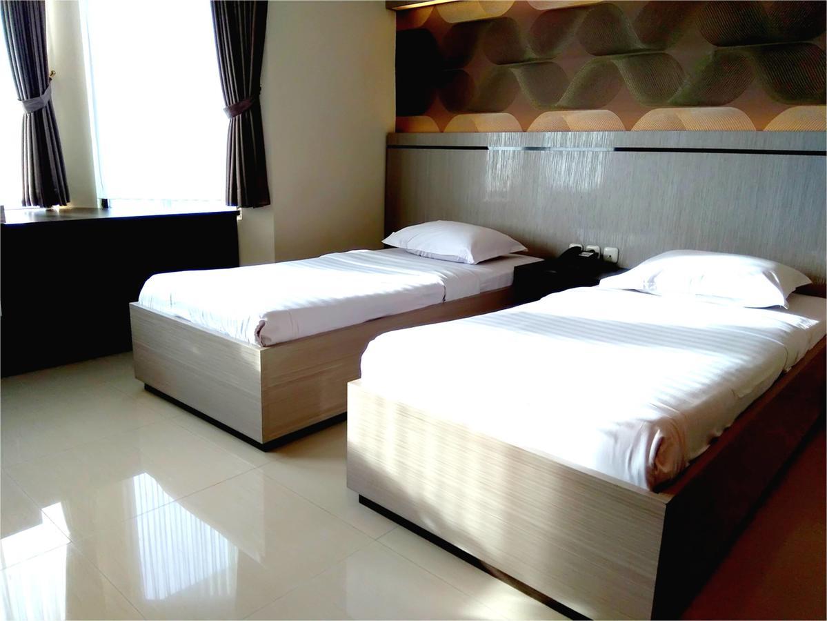 Alexander Hotel Tegal Tegal  Eksteriør bilde